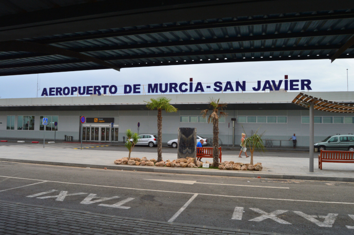 El Aeropuerto Internacional de la Región de Murcia sustituyó al Aeropuerto de Murcia-San Javier como principal puerta de entrada internacional a la región.